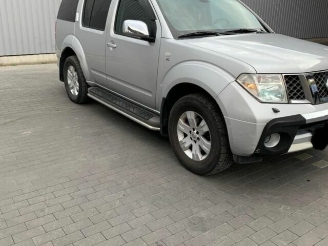 Сірий Ніссан Патфайндер, об'ємом двигуна 4 л та пробігом 220 тис. км за 10500 $, фото 1 на Automoto.ua