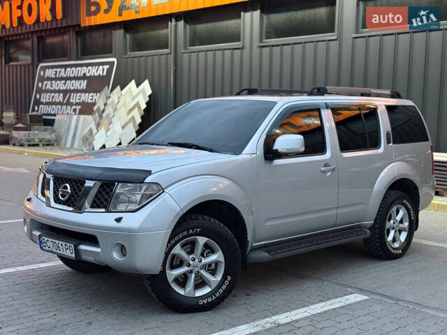 Сірий Ніссан Патфайндер, об'ємом двигуна 2.5 л та пробігом 244 тис. км за 10500 $, фото 1 на Automoto.ua