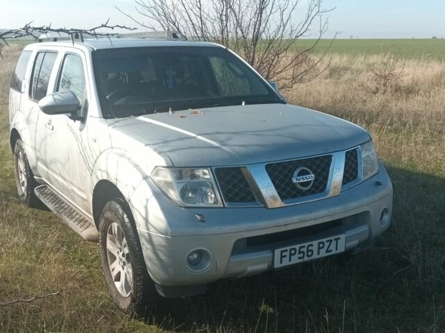 Серый Ниссан Патфайндер, объемом двигателя 2.5 л и пробегом 250 тыс. км за 4000 $, фото 1 на Automoto.ua