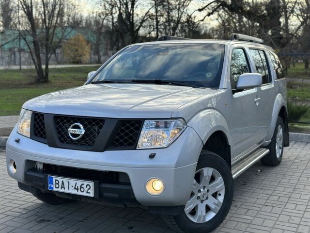 Серый Ниссан Патфайндер, объемом двигателя 2.5 л и пробегом 200 тыс. км за 5700 $, фото 1 на Automoto.ua