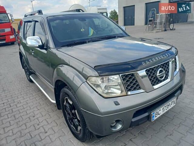 Серый Ниссан Патфайндер, объемом двигателя 2.49 л и пробегом 255 тыс. км за 11000 $, фото 1 на Automoto.ua