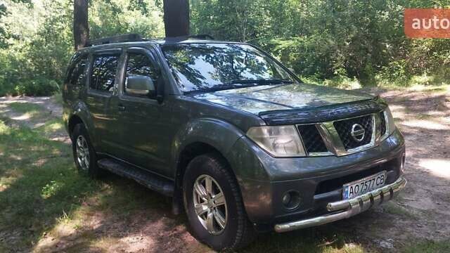 Сірий Ніссан Патфайндер, об'ємом двигуна 2.5 л та пробігом 300 тис. км за 7800 $, фото 1 на Automoto.ua