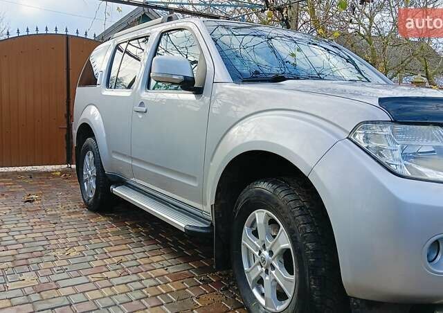 Серый Ниссан Патфайндер, объемом двигателя 2.49 л и пробегом 300 тыс. км за 14000 $, фото 1 на Automoto.ua