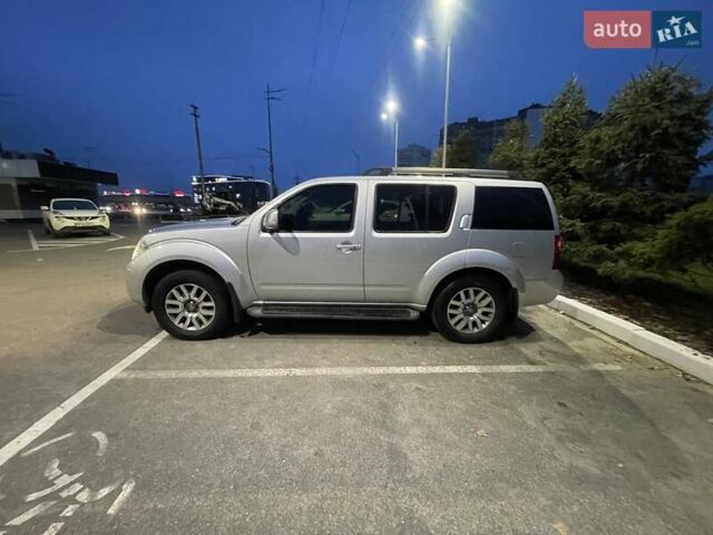 Сірий Ніссан Патфайндер, об'ємом двигуна 2.5 л та пробігом 192 тис. км за 19000 $, фото 1 на Automoto.ua