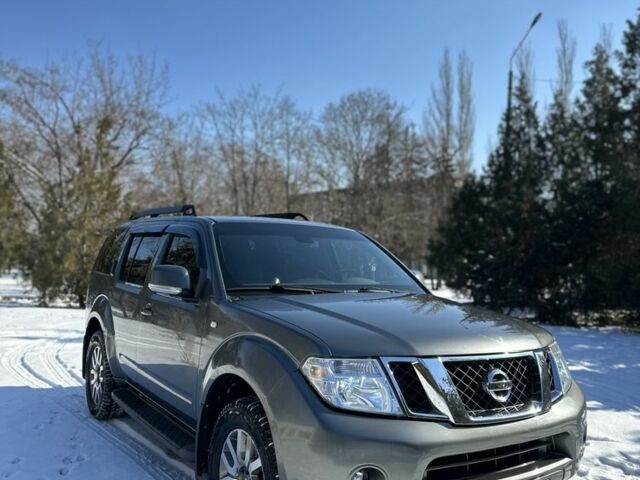 Серый Ниссан Патфайндер, объемом двигателя 2.5 л и пробегом 120 тыс. км за 15600 $, фото 1 на Automoto.ua