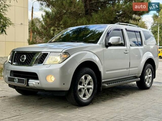 Серый Ниссан Патфайндер, объемом двигателя 2.5 л и пробегом 169 тыс. км за 12999 $, фото 1 на Automoto.ua