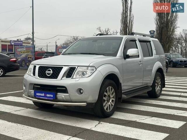 Серый Ниссан Патфайндер, объемом двигателя 2.5 л и пробегом 150 тыс. км за 18000 $, фото 1 на Automoto.ua