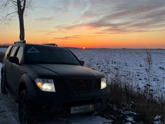 Синий Ниссан Патфайндер, объемом двигателя 2.5 л и пробегом 230 тыс. км за 2199 $, фото 1 на Automoto.ua