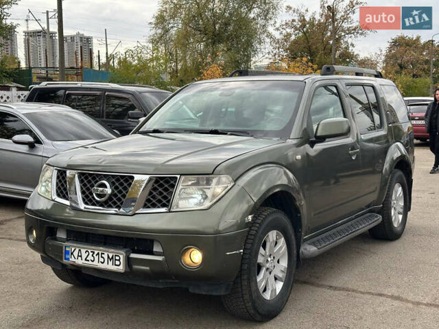 Зеленый Ниссан Патфайндер, объемом двигателя 2.49 л и пробегом 300 тыс. км за 7900 $, фото 1 на Automoto.ua