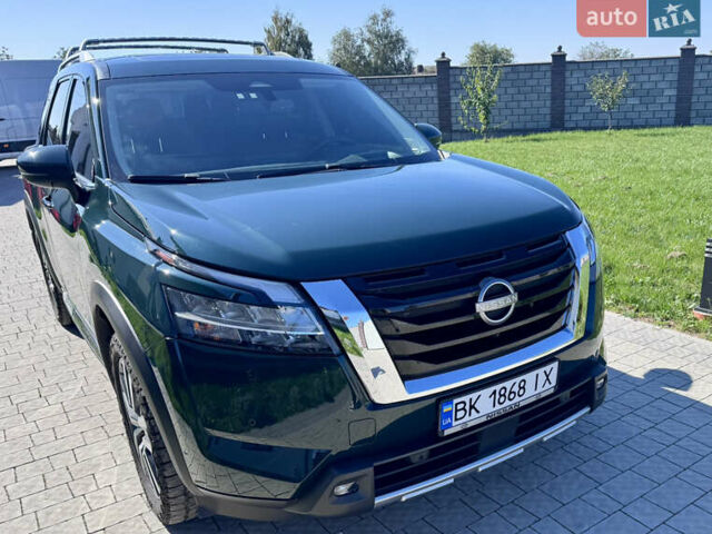 Ніссан Патфайндер 2022 у Рівному на Automoto.ua Зелений Ніссан Патфайндер, об'ємом двигуна 3.5 л та пробігом 48 тис. км за 39000 $, фото 1 на Automoto.ua