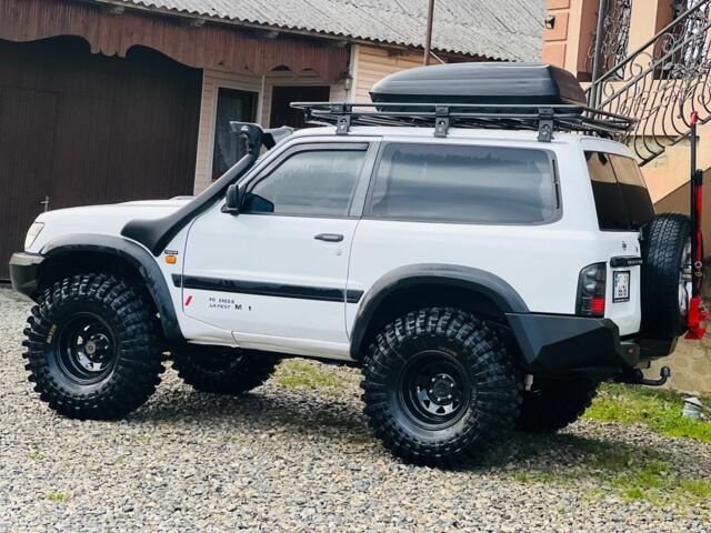 Белый Ниссан Патрол, объемом двигателя 2.8 л и пробегом 201 тыс. км за 19999 $, фото 1 на Automoto.ua