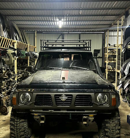 Черный Ниссан Патрол, объемом двигателя 0 л и пробегом 300 тыс. км за 7200 $, фото 1 на Automoto.ua