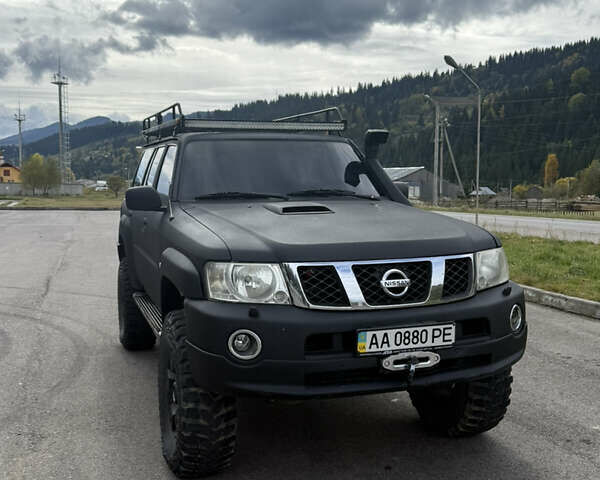 Чорний Ніссан Патрол, об'ємом двигуна 2.95 л та пробігом 300 тис. км за 31000 $, фото 1 на Automoto.ua