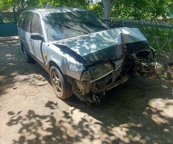 Сірий Ніссан Прімера, об'ємом двигуна 2 л та пробігом 70 тис. км за 1000 $, фото 1 на Automoto.ua