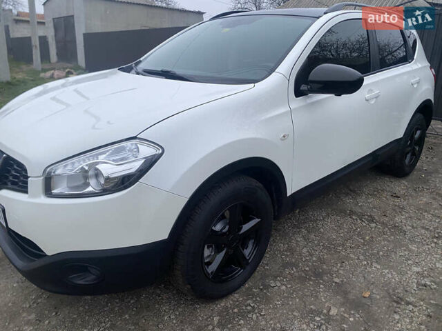 Белый Ниссан Кашкай, объемом двигателя 2 л и пробегом 220 тыс. км за 11000 $, фото 1 на Automoto.ua