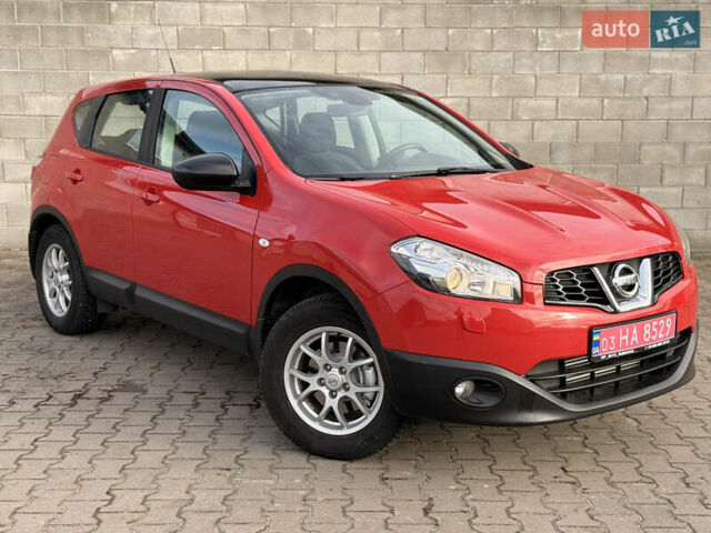 Красный Ниссан Кашкай, объемом двигателя 1.5 л и пробегом 150 тыс. км за 9999 $, фото 1 на Automoto.ua