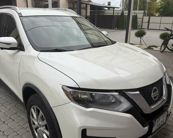 Ніссан Rogue 2017 у Вінниці на Automoto.ua Білий Ніссан Rogue, об'ємом двигуна 2.49 л та пробігом 161 тис. км за 14300 $, фото 1 на Automoto.ua