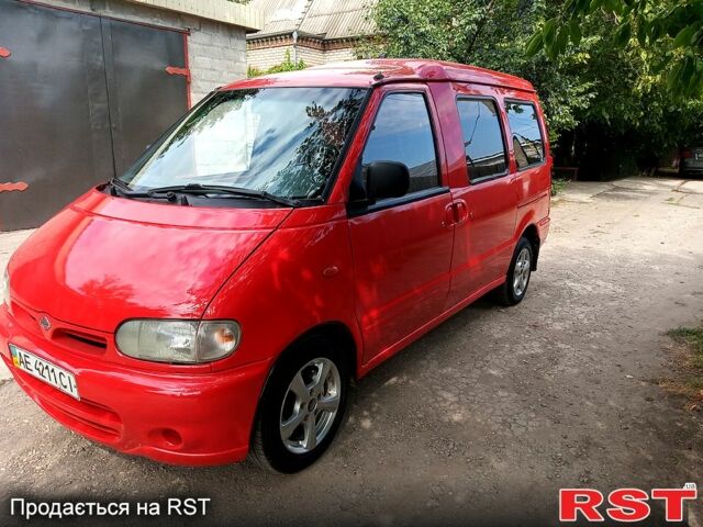 Красный Ниссан Серена, объемом двигателя 2.3 л и пробегом 358 тыс. км за 3600 $, фото 1 на Automoto.ua