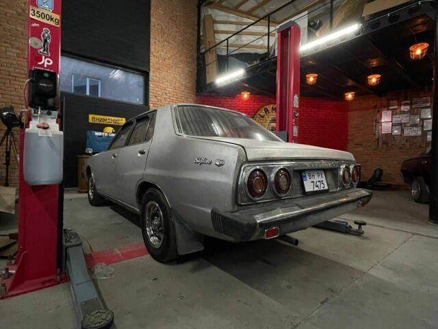 Серый Ниссан Скайлайн, объемом двигателя 2 л и пробегом 120 тыс. км за 30000 $, фото 1 на Automoto.ua