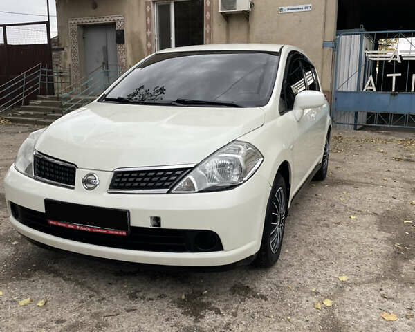 Белый Ниссан Тиида, объемом двигателя 1.6 л и пробегом 216 тыс. км за 5500 $, фото 1 на Automoto.ua