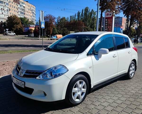 Белый Ниссан Тиида, объемом двигателя 1.5 л и пробегом 65 тыс. км за 8500 $, фото 1 на Automoto.ua