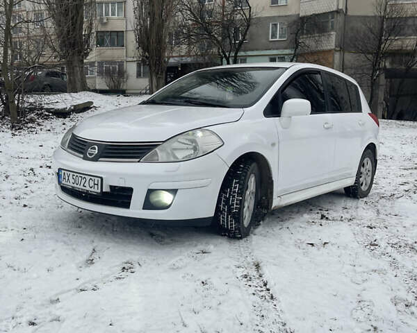 Белый Ниссан Тиида, объемом двигателя 1.6 л и пробегом 170 тыс. км за 6300 $, фото 1 на Automoto.ua