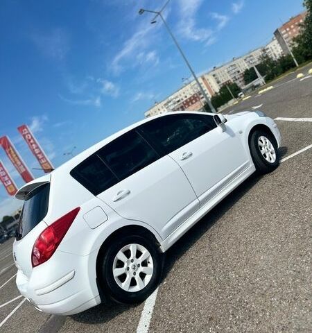 Белый Ниссан Тиида, объемом двигателя 1.6 л и пробегом 110 тыс. км за 7500 $, фото 1 на Automoto.ua