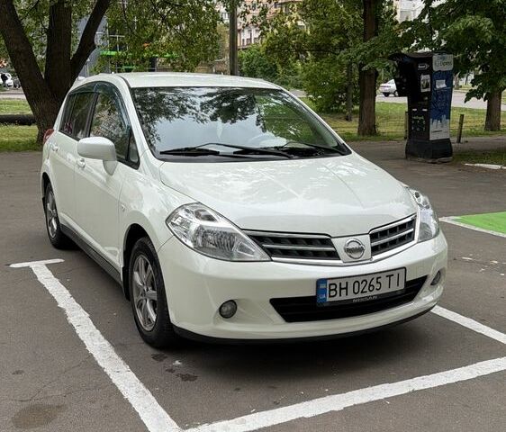 Белый Ниссан Тиида, объемом двигателя 1.5 л и пробегом 89 тыс. км за 7750 $, фото 1 на Automoto.ua
