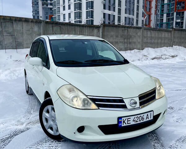 Белый Ниссан Тиида, объемом двигателя 1.5 л и пробегом 61 тыс. км за 7500 $, фото 1 на Automoto.ua