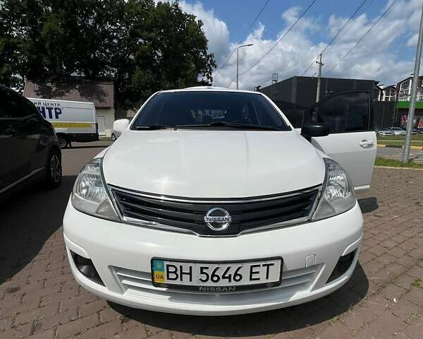 Белый Ниссан Тиида, объемом двигателя 1.6 л и пробегом 200 тыс. км за 6500 $, фото 1 на Automoto.ua