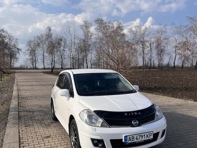 Белый Ниссан Тиида, объемом двигателя 1.6 л и пробегом 411 тыс. км за 5500 $, фото 1 на Automoto.ua