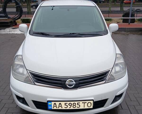 Белый Ниссан Тиида, объемом двигателя 1.6 л и пробегом 157 тыс. км за 7300 $, фото 1 на Automoto.ua