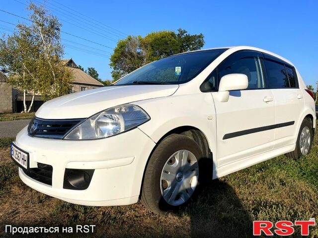 Белый Ниссан Тиида, объемом двигателя 1.6 л и пробегом 195 тыс. км за 7450 $, фото 1 на Automoto.ua