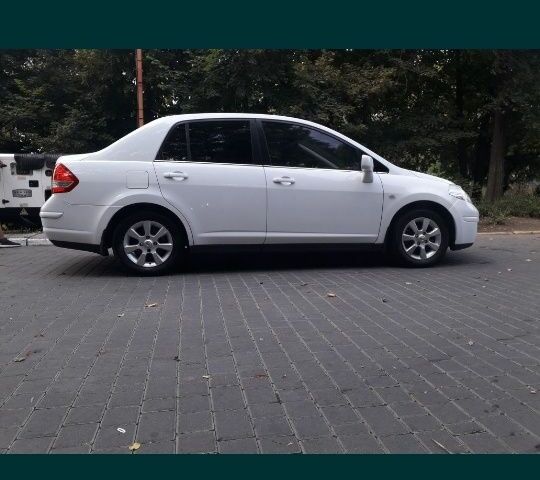 Белый Ниссан Тиида, объемом двигателя 1.8 л и пробегом 145 тыс. км за 6000 $, фото 1 на Automoto.ua