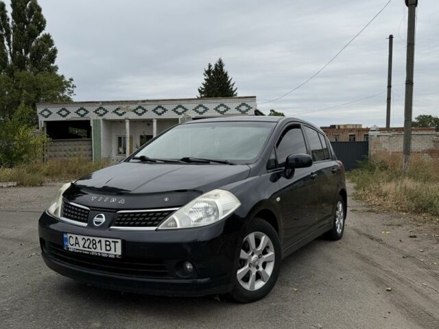 Черный Ниссан Тиида, объемом двигателя 1.6 л и пробегом 270 тыс. км за 5700 $, фото 1 на Automoto.ua
