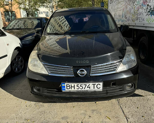 Черный Ниссан Тиида, объемом двигателя 1.6 л и пробегом 195 тыс. км за 5000 $, фото 1 на Automoto.ua