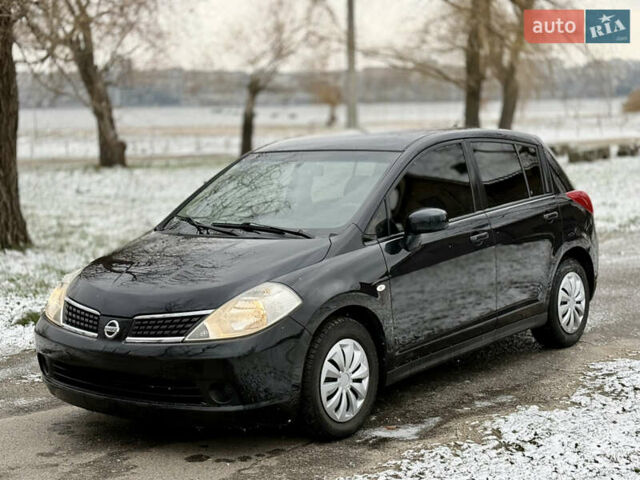 Черный Ниссан Тиида, объемом двигателя 1.6 л и пробегом 129 тыс. км за 5500 $, фото 1 на Automoto.ua
