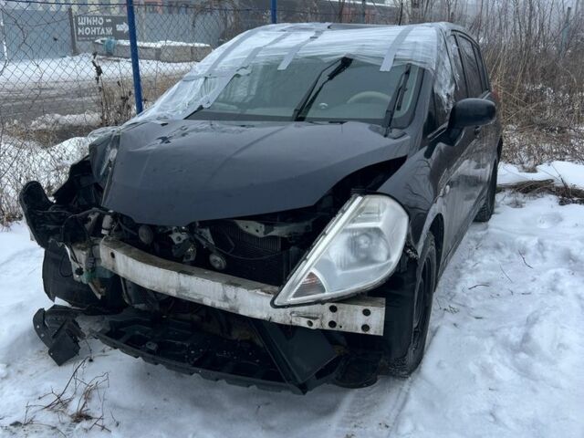 Черный Ниссан Тиида, объемом двигателя 1.6 л и пробегом 180 тыс. км за 2700 $, фото 1 на Automoto.ua
