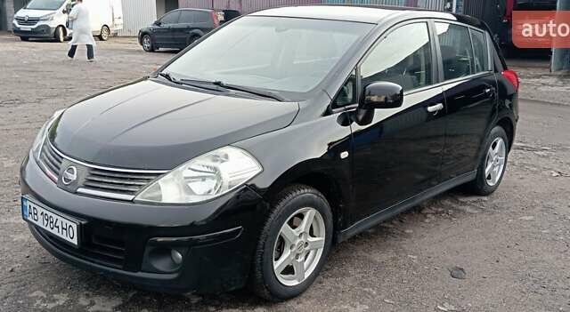 Черный Ниссан Тиида, объемом двигателя 1.6 л и пробегом 300 тыс. км за 4550 $, фото 1 на Automoto.ua