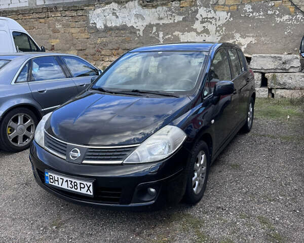 Черный Ниссан Тиида, объемом двигателя 1.6 л и пробегом 300 тыс. км за 4500 $, фото 1 на Automoto.ua