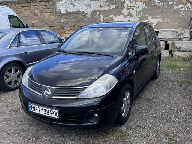 Черный Ниссан Тиида, объемом двигателя 1.6 л и пробегом 300 тыс. км за 4800 $, фото 1 на Automoto.ua