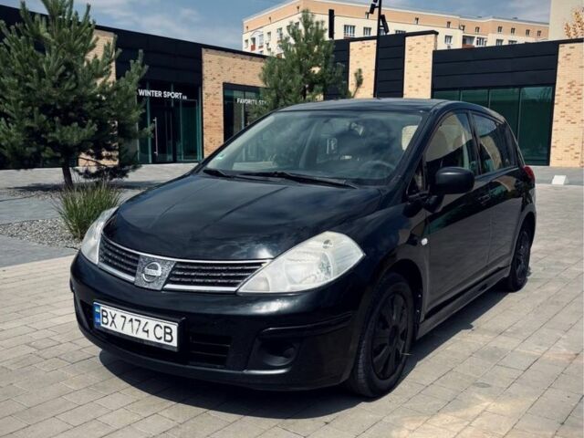 Черный Ниссан Тиида, объемом двигателя 1.6 л и пробегом 301 тыс. км за 5750 $, фото 1 на Automoto.ua