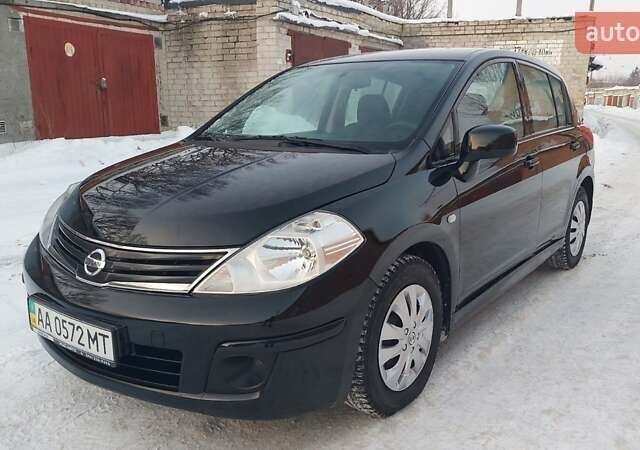 Черный Ниссан Тиида, объемом двигателя 1.6 л и пробегом 153 тыс. км за 7950 $, фото 1 на Automoto.ua