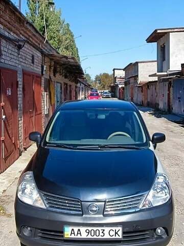 Черный Ниссан Тиида, объемом двигателя 1.6 л и пробегом 210 тыс. км за 3900 $, фото 1 на Automoto.ua