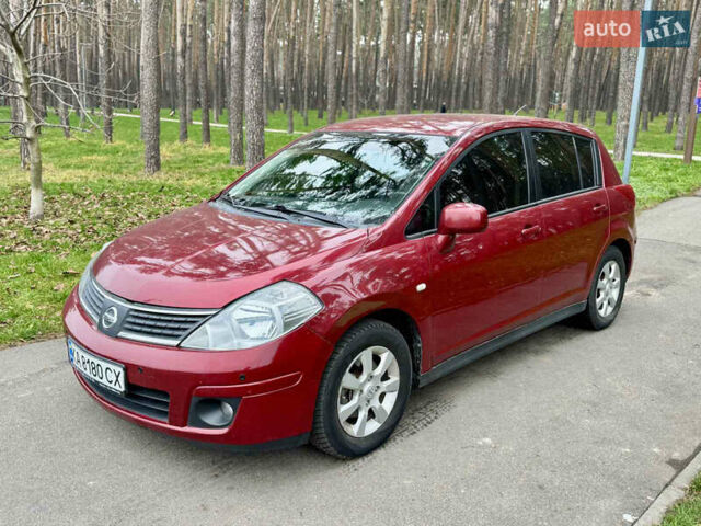 Красный Ниссан Тиида, объемом двигателя 1.6 л и пробегом 100 тыс. км за 6500 $, фото 1 на Automoto.ua