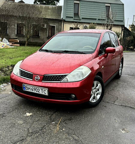 Красный Ниссан Тиида, объемом двигателя 1.6 л и пробегом 160 тыс. км за 6550 $, фото 1 на Automoto.ua