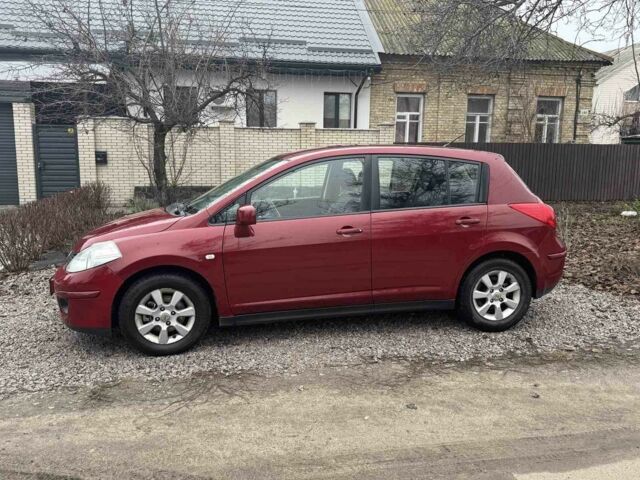 Красный Ниссан Тиида, объемом двигателя 1.6 л и пробегом 145 тыс. км за 5387 $, фото 1 на Automoto.ua