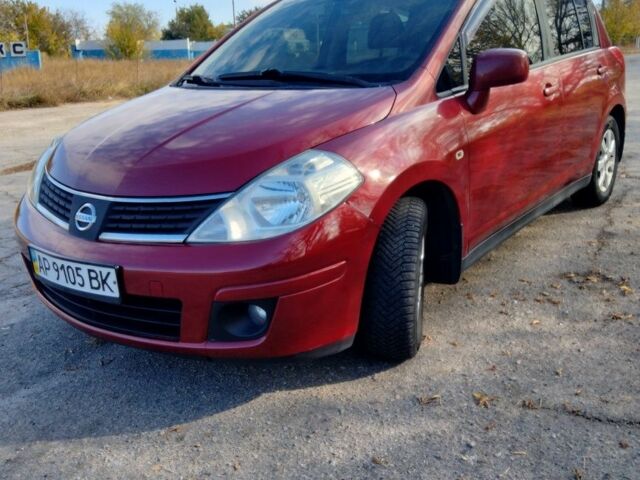 Красный Ниссан Тиида, объемом двигателя 1.6 л и пробегом 170 тыс. км за 5600 $, фото 1 на Automoto.ua