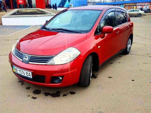 Красный Ниссан Тиида, объемом двигателя 1.8 л и пробегом 240 тыс. км за 5500 $, фото 1 на Automoto.ua
