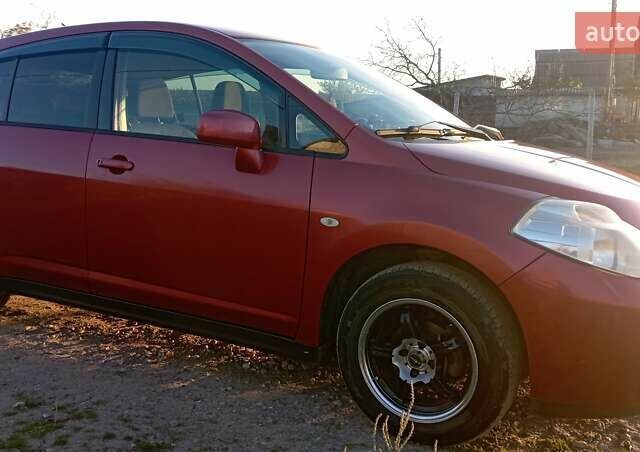 Красный Ниссан Тиида, объемом двигателя 1.5 л и пробегом 59 тыс. км за 7500 $, фото 1 на Automoto.ua